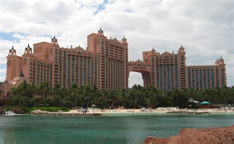 File:Atlantis Paradise Island Hotel edit.JPG - Wikimedia Commons
