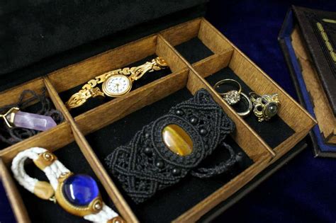 Lord of the Rings Jewelry Box Replica - Red Book of Westmarch - Geekify Inc