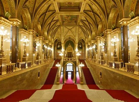 Tour of the Hungarian Parliament from Budapest | HAPPYtoVISIT.com