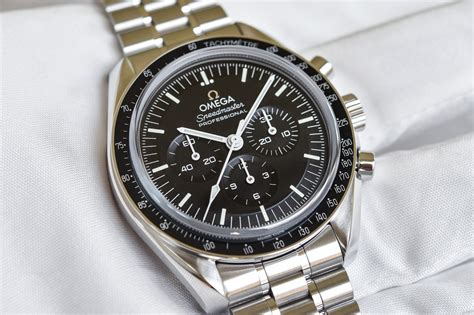 Hands-On - Omega Speedmaster Moonwatch Moonshine Gold Green Dial