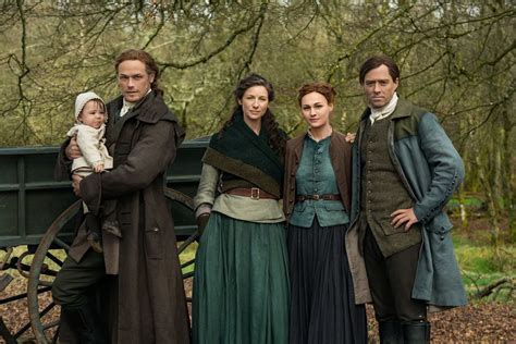 outlander-season-5-family-picture-1576604390 - Outlander Cast