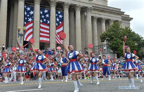 People take part in Independence Day parade in Washington[6]| Photos