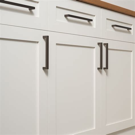 Farmhouse Blog Refference: Modern Farmhouse Kitchen Cabinet Pulls