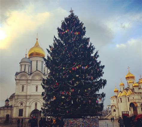 The main Russian Christmas tree has appeared at the Kremlin’s Sobornaya Square – We heart Moscow