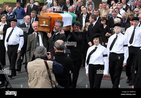 Sinn Fein Preisdent Gerry Adams (right) and Martin McGuinness (left ...