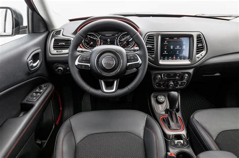 2017 Jeep Compass Trailhawk front interior - Motor Trend en Español