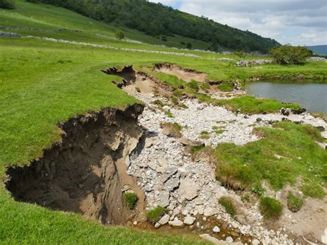 Continuing erosion of the riverbank © Stephen Craven cc-by-sa/2.0 :: Geograph Britain and Ireland