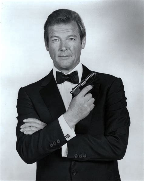 Sir Roger Moore, quien interpretó a James Bond en siete ocasiones ...