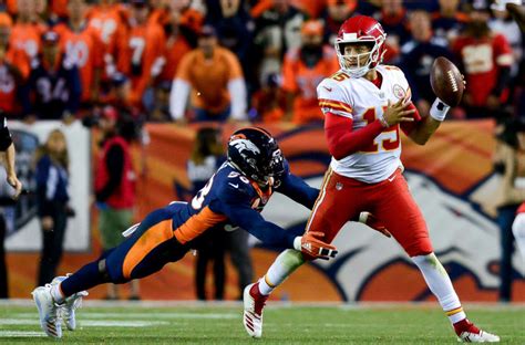 Patrick Mahomes makes insane left-handed throw to keep drive alive