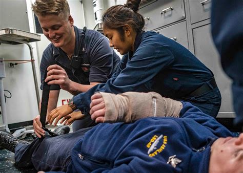 DVIDS - Images - Stretcher Bearer Training aboard USS Ashland [Image 2 ...