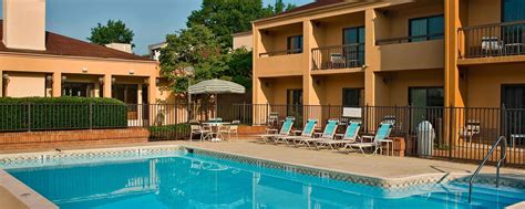 Hotel with Outdoor Pool Richmond, VA | Courtyard Richmond West