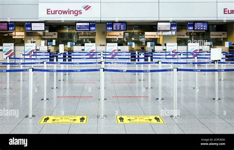 Leerer Eurowings Check-in-Schalter am Flughafen Düsseldorf in Zeiten der Corona-Pandemie ...