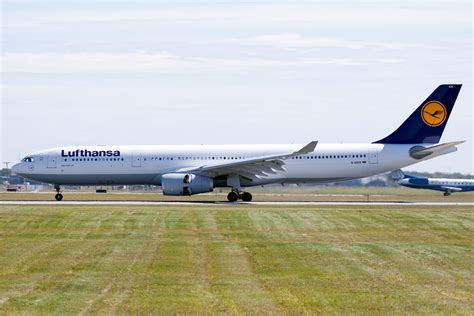 File:Lufthansa Airbus A330-300 YUL 2009.jpg - Wikimedia Commons