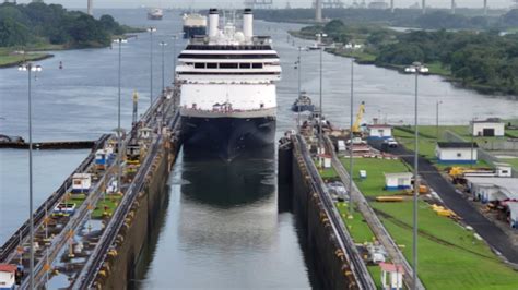 Panama canal locks - YouTube