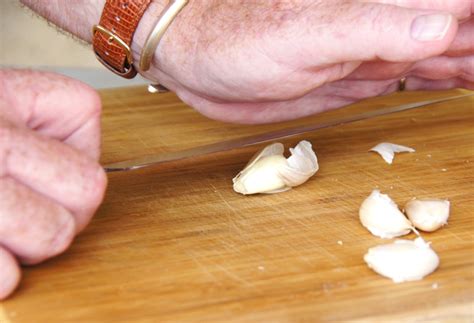 How to peel garlic