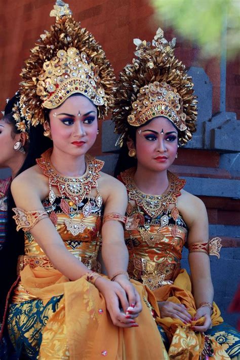 balinese ladies | Perhiasan pengantin, Seni tradisional, Budaya