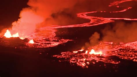 Kilauea volcano turns eerie as lava burns red against darkness of ...