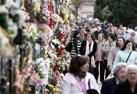 PARROQUIA DE SANTA CRUZ: ¿POR QUÉ LLEVAR FLORES Y REZAR POR NUESTROS ...