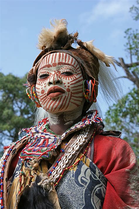 Woman from the Kikuyu tribe in traditional dress | Kikuyu people ...