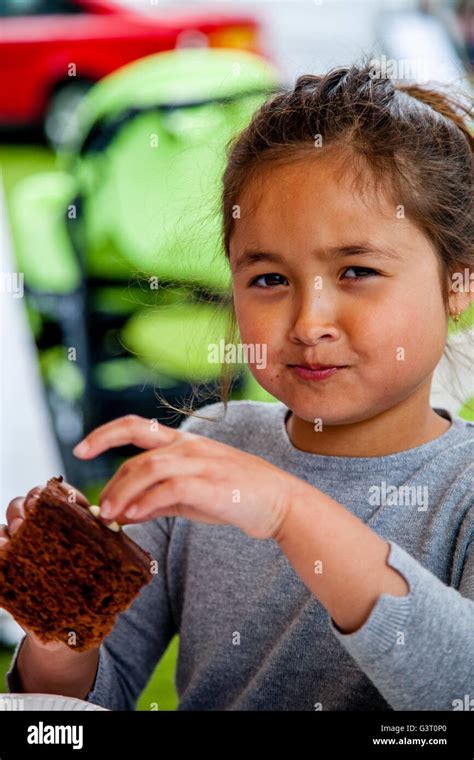 Child frowning hi-res stock photography and images - Alamy