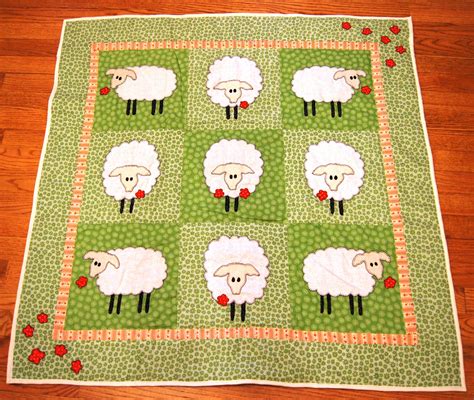 Sheep baby quilt - could make with other animal or flower appliques ...