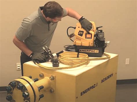 How to Use a Hydraulic Torque Wrench: Video Demonstration - Enerpac Blog