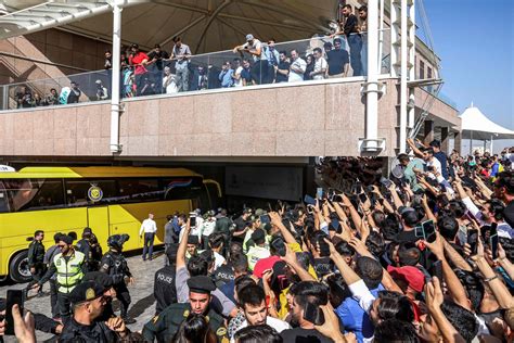 Iranian Ronaldo-mania: Frenzy fans swarm Al-Nassr star's hotel | Daily ...