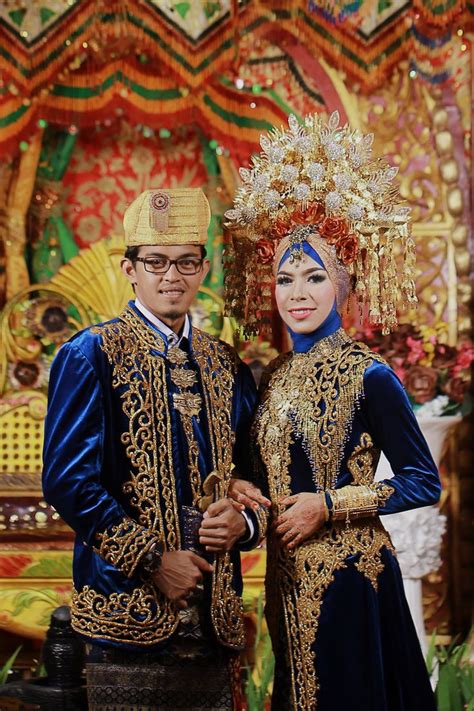 baju adat minang | Traditional outfits, Traditional fashion, Minangkabau