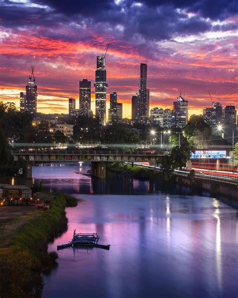 A twinkling Melbourne skyline at dusk 📸 via IG/donaldhyip City Skyline Night, Night City, Airbnb ...