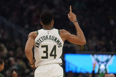 Giannis Antetokounmpo helps Bucks to 18th victory in a row