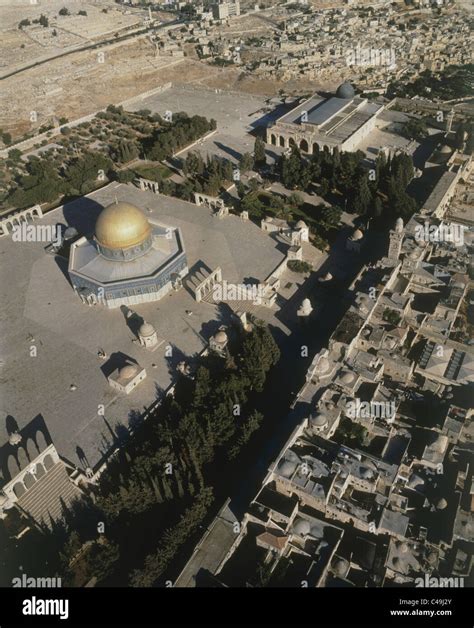 Aerial photograph of the Temple mount' the Dome of the Rock and the Al ...