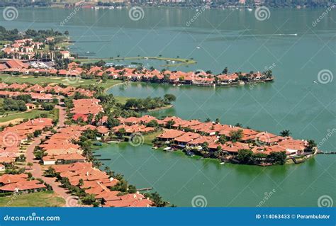 HOLIDAY HOMES AROUND HARTBEESPOORT DAM Stock Image - Image of estate ...