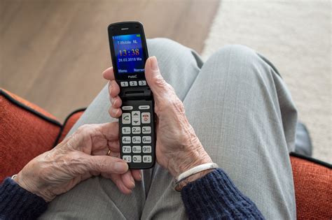 The 5 Best Cell Phones for Seniors in 2019 - FindReviews