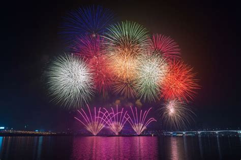 How to Photograph Fireworks - 42West, Adorama | Photographing fireworks, Fireworks, Night ...