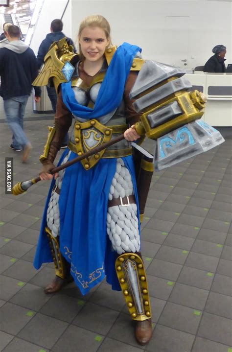 WoW Female Paladin Cosplay - 9GAG