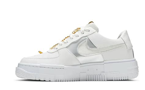 Nike Air Force 1 Pixel White Gold Chain Sneakers collectie - Sneakerstad