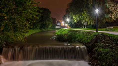 landschap van waterval rivier 's nachts met straatlantaarn 4k natuur hd desktop wallpaper ...