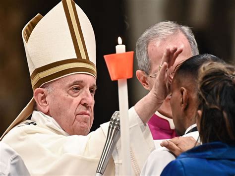 Pope Francis carries Easter candle in solemn rite | PerthNow