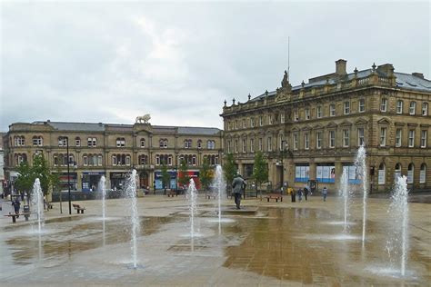 Living in Huddersfield, England: Tips for Moving and Visiting 2024