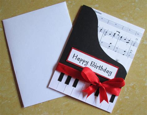 Scheda di buon compleanno pianoforte musica a tema Birthday