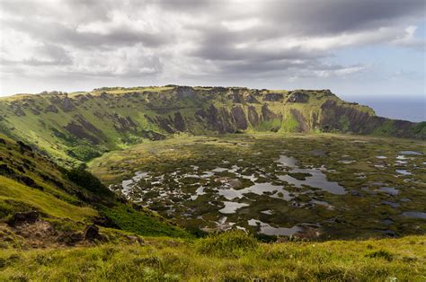 Rano Kau volcano | Rano Kau is a 324 m (1,063 ft) tall extin… | Flickr