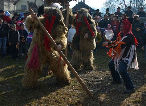 Traditii si obiceiuri de Craciun pe rit vechi in Bucovina - Travel with a Smile