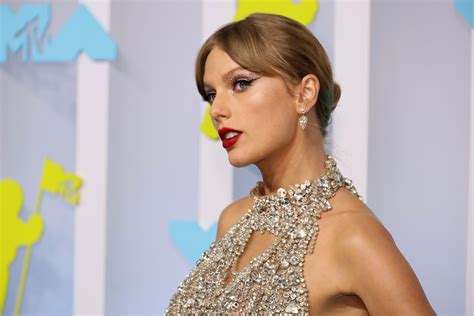 Taylor Swift usa un mini vestido plateado en los MTV VMA en 2022 - Entretenimiento