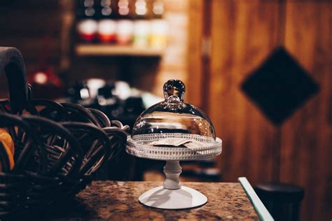Small glass tray with lid on blurry background. Cafe interior - Creative Commons Bilder