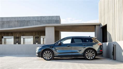 2021 Lincoln Corsair hybrid SUV offers more power and technology