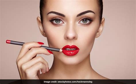 How To Perfectly Apply Lip Liner: Tips And Tricks To Remember