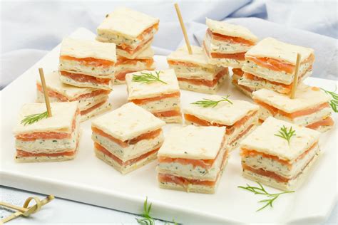 Mini sandwiches met gerookte zalm en kruidenkaas | SmaakMenutie