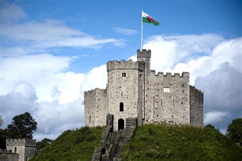 Cardiff Castle | Isolated Traveller