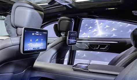 Watch The 2021 Mercedes-Benz S-Class' Augmented Reality HUD In Action - SlashGear