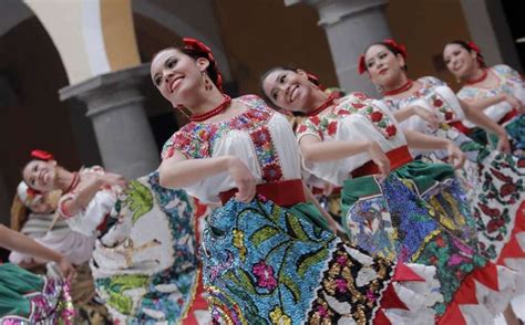 Traje típico de Puebla, México | Fashion, Floral skirt, Dress